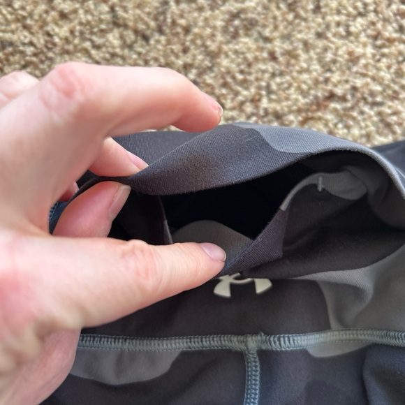 Under Armour women’s heat gear, midrise/fitted black/gray camo leggings - Picture 6 of 6